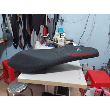 Yên xe Vario Áo thêu chữ Thái lên chỉ đỏ 