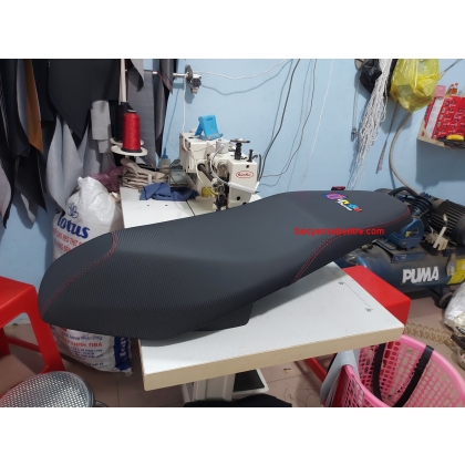 Yên xe Vario Áo thêu chữ Thái lên chỉ đỏ 