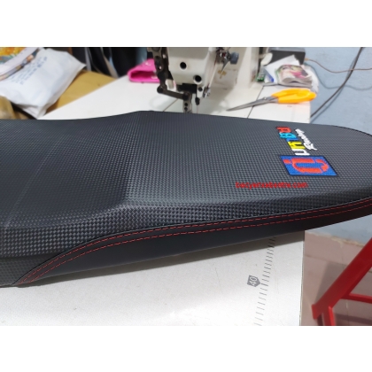 Yên xe Sonic độ cạnh,Áo thêu chữ Thái lên chỉ đỏ 