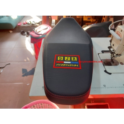 Yên xe Vario gọt cạnh,Áo thêu chữ, phối chỉ đỏ 